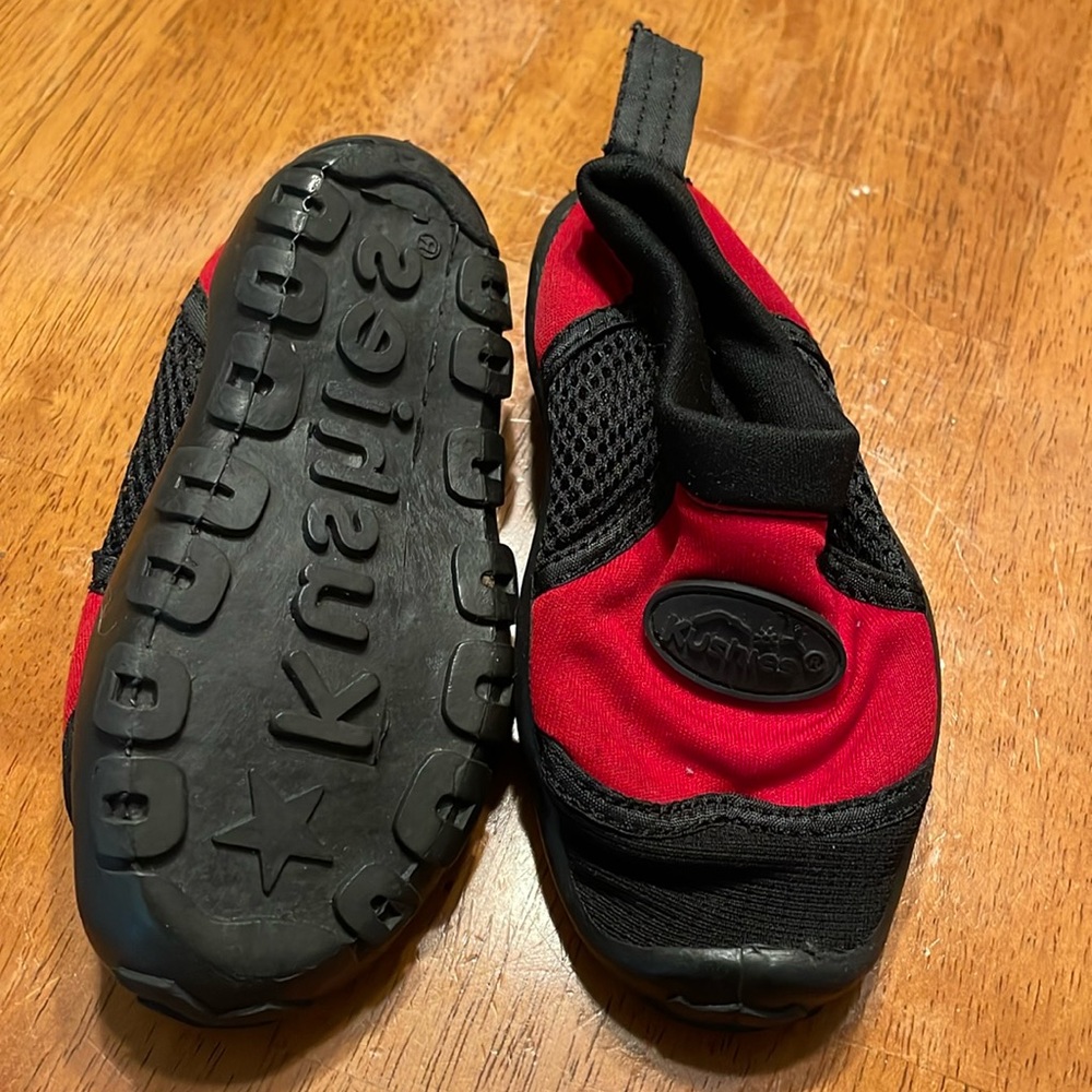 Kushies water beach pool shoes size Small 5/6 red & black baby water shoes